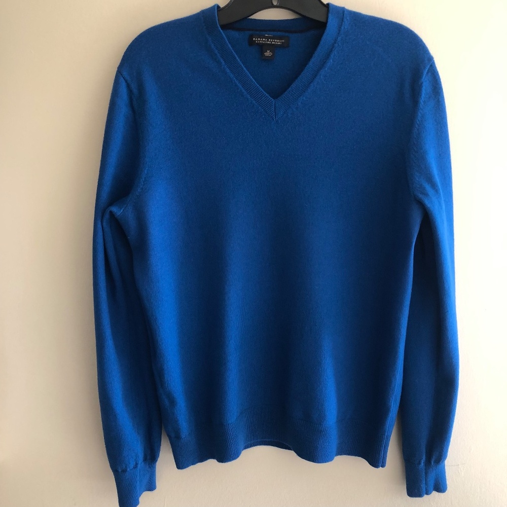 Banana Republic Blue V Neck in Men’s‘ MED